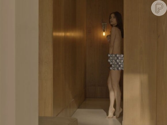 Maria Casadevall esclarece cena de nudez em 'I Love Paraisópolis': 'Estava com uma calcinha e um adesivo nos seios, então não teve problema nenhum'