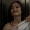 Margot (Maria Casadevall) foi expulsa do apartamento de Benjamin (Maurício Destri) só de toalha, mas perdeu a peça no elevador e foi para as ruas nua