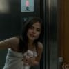 Margot (Maria Casadevall) foi expulsa do apartamento de Benjamin (Maurício Destri) só de toalha, mas perdeu a peça no elevador e foi para as ruas nua