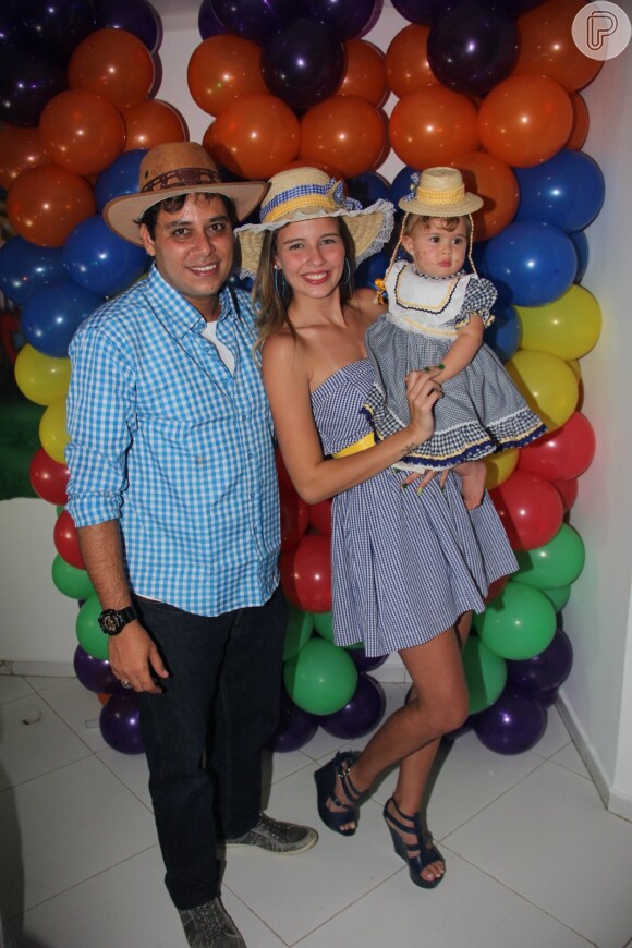 Debby Lagranha e o marido, Leandro, entraram no clima de festa junina para comemorar 1 ano da filha, Maria Eduarda, em junho de 2014