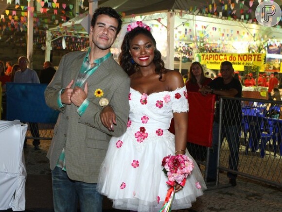 Cris Viana já 'subiu ao altar' com o ator Joaquim Lopes usando um vestido de noiva curto e florido