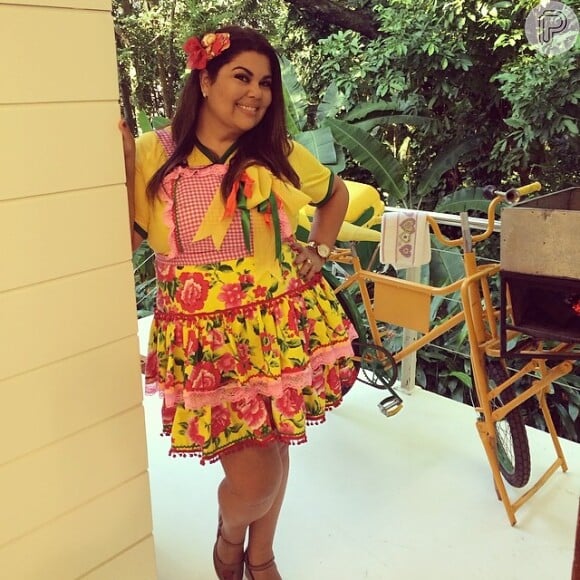 Fabiana Karla combinou um vestido de festa junina florido com camisa da seleção na época da Copa do Mundo de 2014