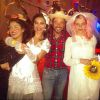 Juliana Paes e Bruna Linzmeyer apareceram com diferentes vestidos de noiva na festa junina do elenco da novela 'Meu Pedacinho de Chão'