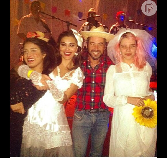 Juliana Paes e Bruna Linzmeyer apareceram com diferentes vestidos de noiva na festa junina do elenco da novela 'Meu Pedacinho de Chão'