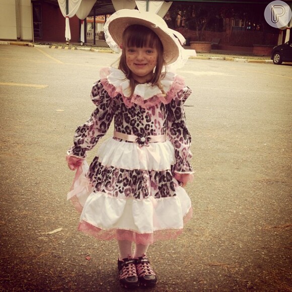 Rafaella Justus escolheu um vestido com estampa de oncinha que não fugiu à inspiração caipira