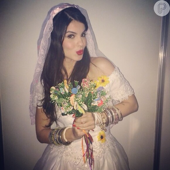 Sthefany Brito usou um vestido de noiva florido para curtir festa junina em 2014