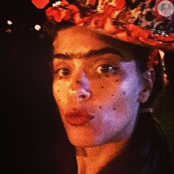 Detalhe da maquiagem caipira de Carolina Dieckmann inspirada na Frida Kahlo
