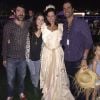 A socialite Narcisa Tamborindeguy optou por um vestido de noiva longo para 'se casar' em festa junina do Rio