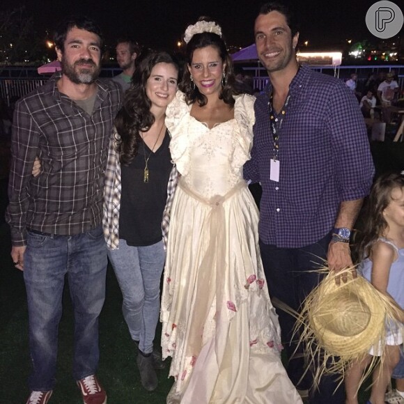 A socialite Narcisa Tamborindeguy optou por um vestido de noiva longo para 'se casar' em festa junina do Rio