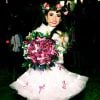 Paula Fernandes optou por um vestido de noiva curto e rodado, e completou o look com uma coroa de flores na cabeça