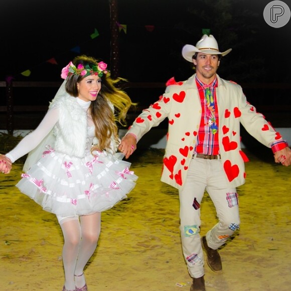 Paula Fernandes 'se casou' com o namorado, Henrique Valle', em festa junina de 2014
