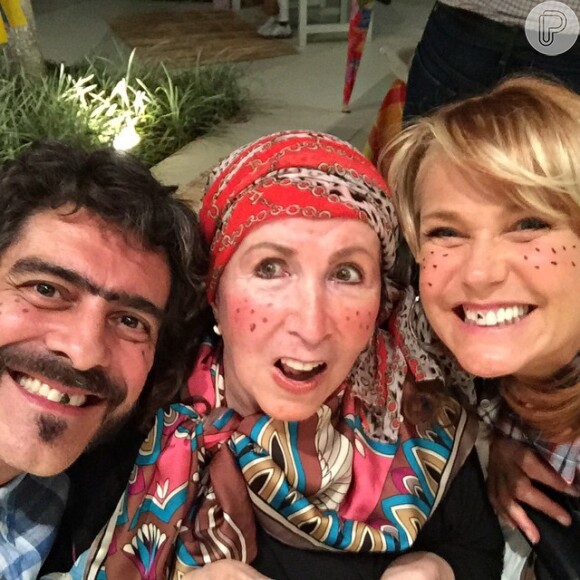 Xuxa curtiu uma festa junina recentemente com a mãe, Alda, e o namorado, Junno Andrade, devidamente caracterizada e pintou até o dente de preto