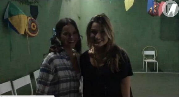 Bruna Marquezine fez maria chiquinha com fitas e investiu na camisa xadrez para aproveitar a festa de São João com a amiga Sasha Meneghel