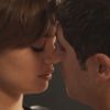 Alice (Sophie Charlotte) cede às investidas de Murilo (Bruno Gagliasso) e os dois se beijam, na novela 'Babilônia', em 25 de junho de 2015