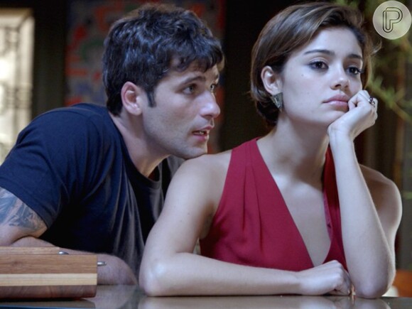 Alice (Sophie Charlotte) dispensa Murilo (Bruno Gagliasso), mas fica mexida pela declaração de amor dele, na novela 'Babilônia'