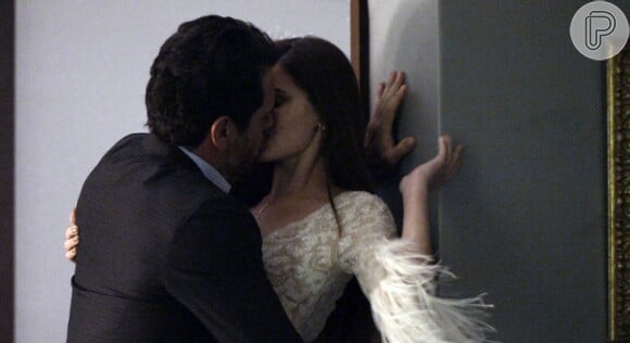 Angel (Camila Queiroz) acaba seduzida por Alex (Rodrigo Lombardi) e eles protagonizam cenas quentes no capítulo da novela 'Verdades Secretas', nesta terça-feira, 16 de junho de 2015