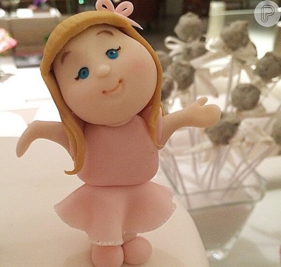Detalhe do bolo de aniversário de Ticiane Pinheiro. A bonequinha representa Rafaella Justus, sua filha