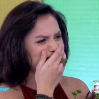 Monica Iozzi chora ao receber flores de Cauã Reymond na TV: 'Estou te esperando'