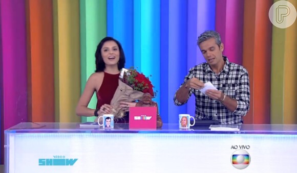 Monica Iozzi brincou ao receber flores de Cauã Reymond: 'Não quero casar contigo, quero só uma noite'