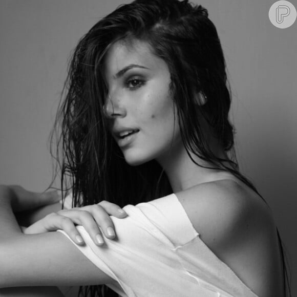 Camila Queiroz, de 'Verdades Secretas', já mostrou sensualidade pelas lentes da fotógrafra Aline Caterine
