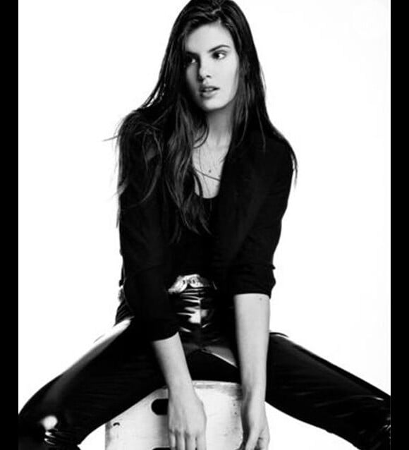 Camila Queiroz, de 'Verdades Secretas', já posou para várias campanhas de moda. Ela é agenciada pela conceituada agência Ford Models