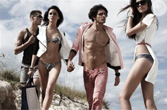 Em 2013, Camila Queiroz (última à direita) fez uma campanha para a grife Armani com Marlon Teixeira (sem camisa), considerado um dos modelos mais importantes do mundo