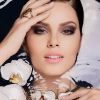Camila Queiroz posou superproduzida para a capa da revista 'Vida e Negócio'. Com maquiagem marcante, a atriz de 'Verdades Secretas' foi fotografada por Fábio Gonçalves, que compartilou o ensaio com a beldade no Instagram em junho de 2015