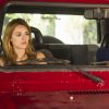 Júlia (Isabelle Drummond) se despede rapidamente e sai do carro de Pedro (Jayme Matarazzo), na novela 'Sete Vidas'