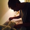 Na semana anterior ao nascimento do filho, o apresentador postou uma foto em sua conta do Instagram em quem aparece treinando trocar fralda num boneco de pelúcia