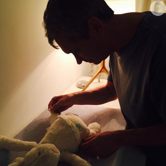 Na semana anterior ao nascimento do filho, o apresentador postou uma foto em sua conta do Instagram em quem aparece treinando trocar fralda num boneco de pelúcia