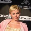 Miley Cyrus diz a revista 'Time': 'Transar é fácil. Você pode achar em cinco segundos. Mas se falarmos em alguém para conversar, e ser você mesma, as opções ficam muito mais escassas'