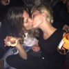Depois, na mesma festa, Miley Cyrus se divertiu e foi clicada aos beijos com uma mulher. Cantora revelou ser bissexual