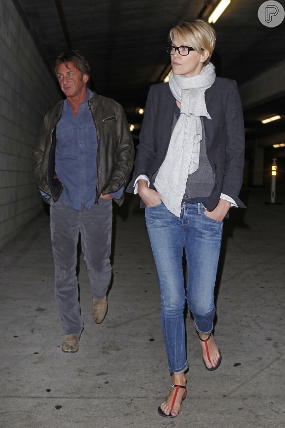 Charlize Theron teria pedido para se separar do ator Sean Penn. Casal estava junto e tinha planos de se casar