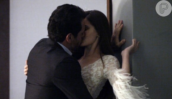 O primeiro beijo de Alex (Rodrigo Lombardi) e Angel (Camila Queiroz) aconteceu após a estreia da modelo nas passarelas, no capítulo exibido em 16 de junho de 2015