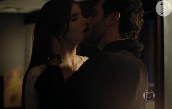 'Verdades Secretas': Alex (Rodrigo Lombardi) seduz Angel (Camila Queiroz) e consegue conquistar a modelo