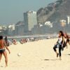 Camila Pitanga grava a novela 'Babilônia' na praia do Leme, Zona Sul do Rio, nesta quinta-feira, 18 de junho de 2015. A atriz bateu uma bolinha na areia