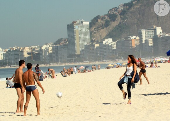 Camila Pitanga grava a novela 'Babilônia' na praia do Leme, Zona Sul do Rio, nesta quinta-feira, 18 de junho de 2015. A atriz bateu uma bolinha na areia
