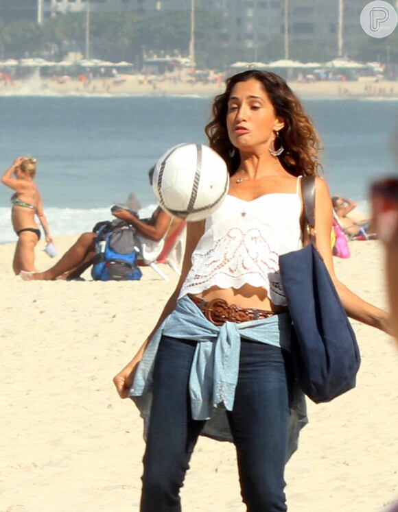Camila Pitanga grava a novela 'Babilônia' na praia do Leme, Zona Sul do Rio, e bate uma bolinha na areia