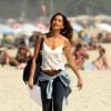 Camila Pitanga gravou cenas de Regina, sua personagem na novela 'Babilônia', em praia do Rio, nesta quinta-feira, 18 de junho de 2015