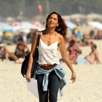Camila Pitanga joga bola na praia em intervalo de gravação de 'Babilônia'