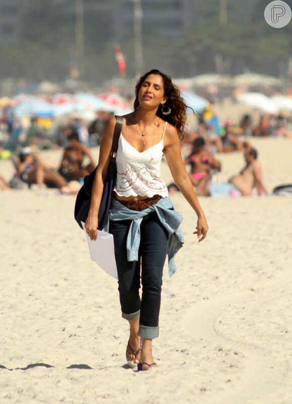 Camila Pitanga gravou cenas de Regina, sua personagem na novela 'Babilônia', em praia do Rio, nesta quinta-feira, 18 de junho de 2015
