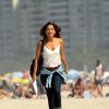 Camila Pitanga grava a novela 'Babilônia' na praia do Leme, Zona Sul do Rio, nesta quinta-feira, 18 de junho de 2015. No intervalo, a atriz se divertiu batendo uma bolinha na areia