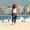 Camila Pitanga grava a novela 'Babilônia' na praia do Leme, Zona Sul do Rio, nesta quinta-feira, 18 de junho de 2015. No intervalo, a atriz se divertiu batendo uma bolinha na areia