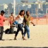 Camila Pitanga grava a novela 'Babilônia' na praia do Leme, Zona Sul do Rio, nesta quinta-feira, 18 de junho de 2015