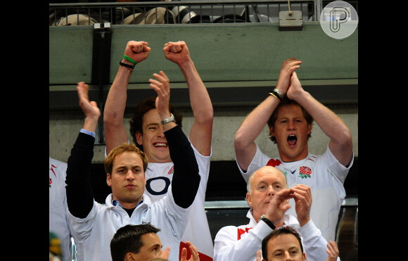 Príncipe William e o irmão, Harry, são fãs de esporte. A dupla foi fotografada em 2007 na torcida do Rugby Cup IRB, na final entre Inglaterra e África do Sul, na França
