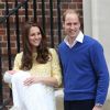 William em maio de 2015, ao deixar a maternidade com a filha caçula, Charlotte, e a mulher, Kate Middleton