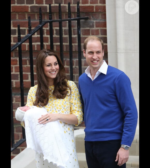 William em maio de 2015, ao deixar a maternidade com a filha caçula, Charlotte, e a mulher, Kate Middleton