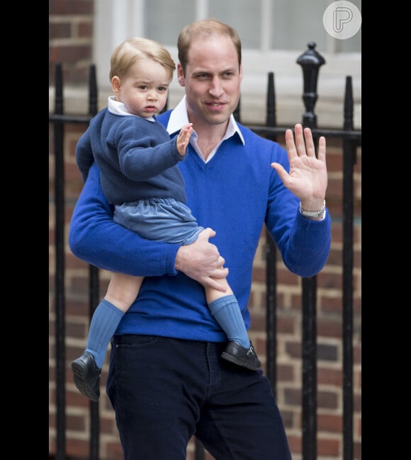 William ao lado do primogênito, George Alexander Louis, a caminho da maternidade para conhecer a irmãzinha, Charlotte
