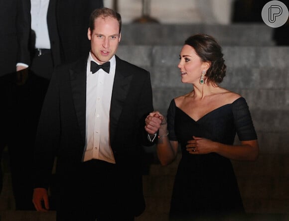 Sempre grudados e apaixonados, William e Kate Middleton em evento de aniversário do Metropolitan Museum of Art em Nova York, em dezembro de 2014