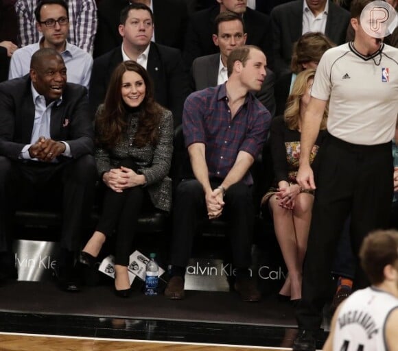 Fã de esporte, William conta com a companhia de Kate na plateia de um jogo de basquete em Nova York, em viagem aos Estados Unidos